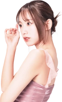 鏡で目元を見ている女性