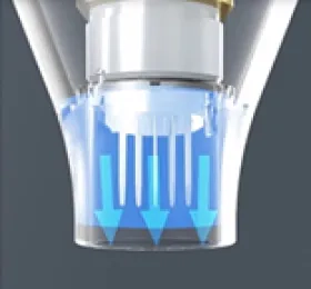 針を抜くときにチップ内の空気が押し出され、薬剤は肌表面に留まらず、微細な針孔を通じて肌内部(真皮層)へ届ける設計に。